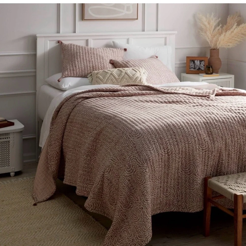 Threshold Pink and White cotton matelasse’ Quilt King